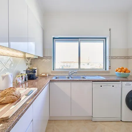Vieira House - Spacious 3 Bedroom With Sea View *